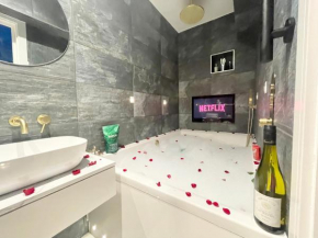 Cloud9 Guest House - by Coastline Retreats - 2 Bedroom self contained garden flat - Luxury bath, Netflix, Superfast Wifi, Parking included